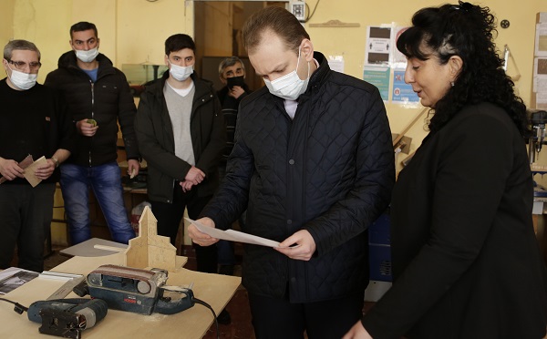 იუსტიციის სამინისტროს საგრანტო პროგრამში გამარჯვებული პროექტის ფარგლებში ყოფილი პატიმრები და პრობაციონერები ხის საწარმოში დასაქმდნენ