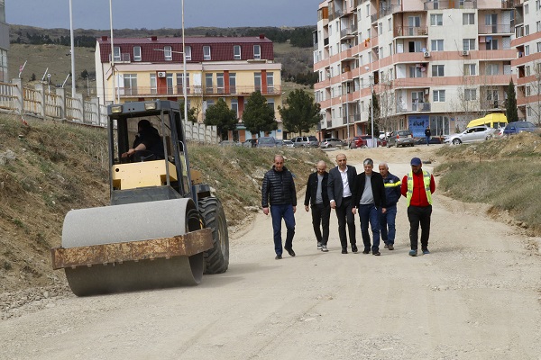 თეიმურაზ პირველის ქუჩაზე საგზაო სამუშაოები მიმდინარეობს