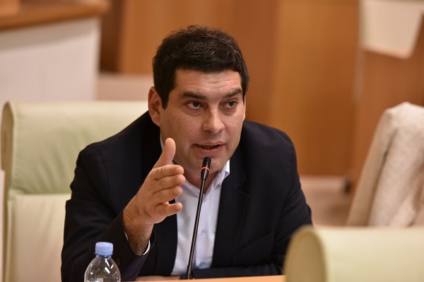 ოპოზიციის რადიკალური ფრთა წამოიწყებს ხოლმე, რაღაც კამპანიას, მერე, ჰოი, საოცრებავ, უკრაინიდან ვინმე მათი უტიფარი მეგობარი, არახამიას მსგავსი, თავხედი,  რაღაც სანქციებზე დაიწყებს საუბარს - ბექა დავითულიანი
