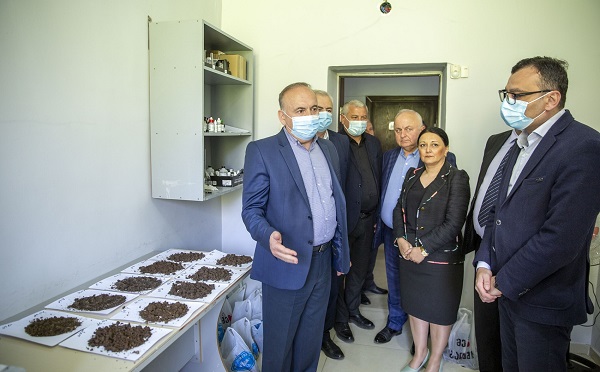 სოლომონ პავლიაშვილი ბათუმის რეგიონული ლაბორატორიის შესაძლებლობებს გაეცნო