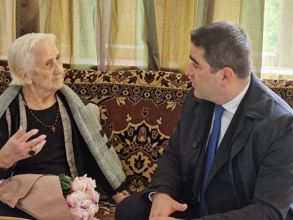 პარლამენტის თავმჯდომარემ მეორე მსოფლიო ომის ვეტერანს 103 წლის მერი მაღრაძეს ფაშიზმზე გამარჯვების დღე მიულოცა