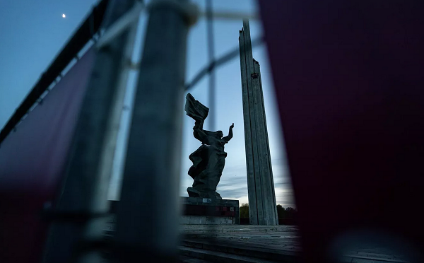ლატვიაში ნებადართული გახდა საბჭოთა მემორიალური ძეგლების აღება