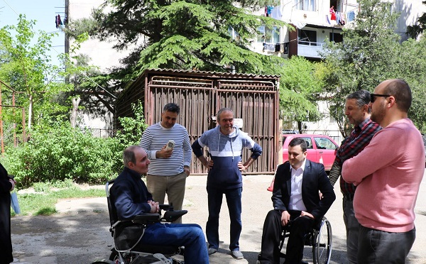 გლდანის რაიონში შშმ პირებისთვის განკუთვნილი ლიფტი და პანდუსები ეწყობა