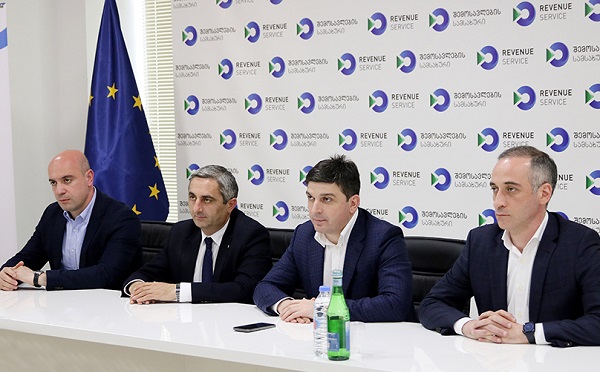 შემოსავლების სამსახურის უფროსი ლევან კაკავა აზერბაიჯანის სახელმწიფო საბაჟო კომიტეტის წევრებს შეხვდა