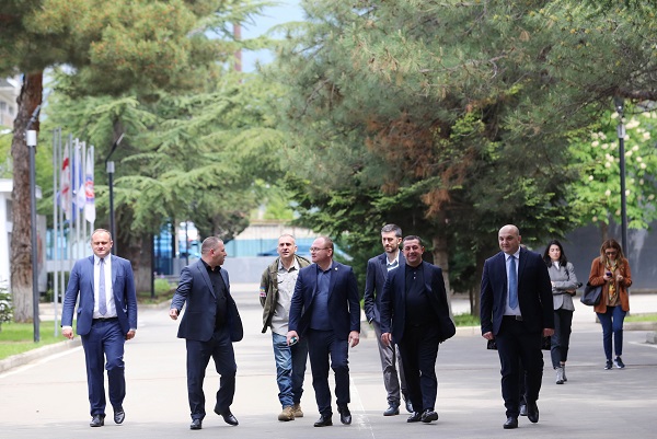 პარლამენტის თავდაცვისა და უშიშროების კომიტეტის წევრებმა შინაგან საქმეთა სამინისტროს აკადემია დაათვალიერეს და სასწავლო პროცესს გაეცნენ