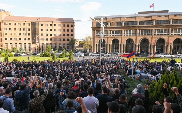 მომიტინგეებმა ერევნის მერიის შენობის პიკეტირება მოახდინეს