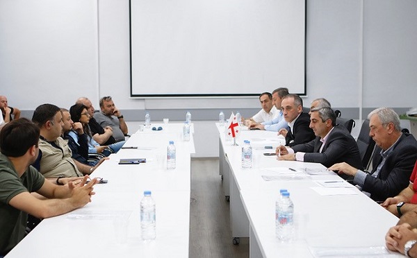 შემოსავლების სამსახურში ავტოიმპორტიორი კომპანიის წარმომადგენლებთან მორიგი სამუშაო შეხვედრა გაიმართა