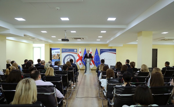 იუსტიციის მინისტრმა აღმასრულებლებისა და აღსრულების პოლიციელების დღეს წარმატებული პროფესიონალები დააჯილდოვა
