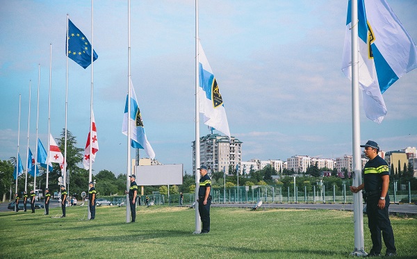 გლოვის დღესთან დაკავშირებით შინაგან საქმეთა სამინისტროს ყველა ადმინისტრაციულ შენობაზე სახელმწიფო დროშები დაშვებულია