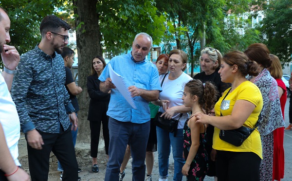 გლდანის ა მიკრორაიონის N 50 - 52 კორპუსებთან სკვერის მოეწყობა