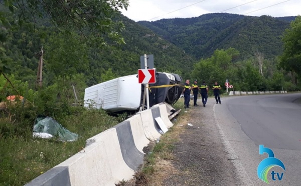 ბორჯომში მიკროავტობუსი გადაბრუნდა, რომელშიც 14-მდე მგზავრი იმყოფებოდა