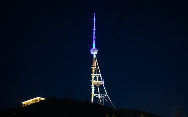 თბილისის ანძა უკრაინის დროშის ფერებში განათდა