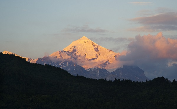 თეთნულდზე ჩარჩენილი ტურისტები დახმარებას ითხოვენ - მაშველები მწვერვალისკენ მიემართებიან