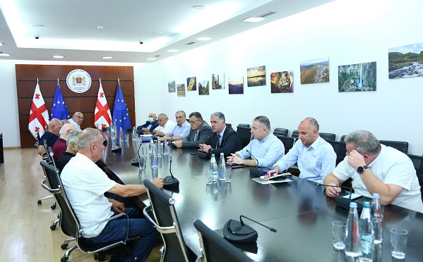 ოთარ შამუგია ვაშლის გადამმუშავებელი საწარმოების წარმომადგენლებს შეხვდა