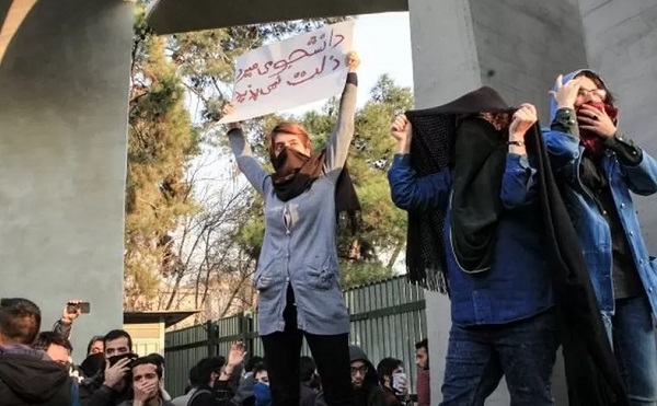 "არ მინდა მოვკვდე", "თავისუფლება ქალებს" - ირანში საპროტესტო აქციები გრძელდება