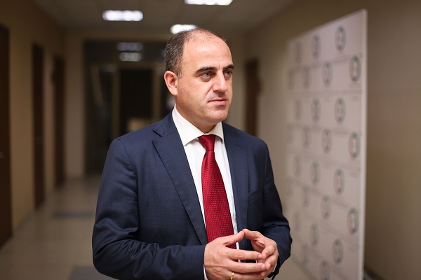 სემეკის თავმჯდომარე ენერგეტიკოსებს პროფესიულ დღეს ულოცავს