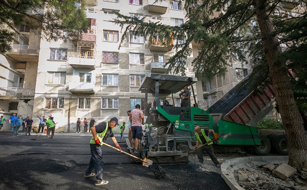 ნაძალადევის რაიონში კორპუსების მიმდებარე გზების კეთილმოწყობა მიმდინარეობს