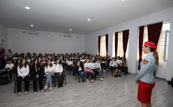 შსს-ის კამპანიის - ”ემეგობრე პოლიციას” ფარგლებში, სკოლებში საინფორმაციო შეხვედრები გრძელდება