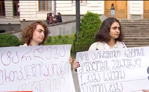 თსუ-ის  სტუდენტები რექტორის მოვალეობის შემსრულებლის თანამდებობაზე ჯაბა სამუშიას არჩევას აპროტესტებენ