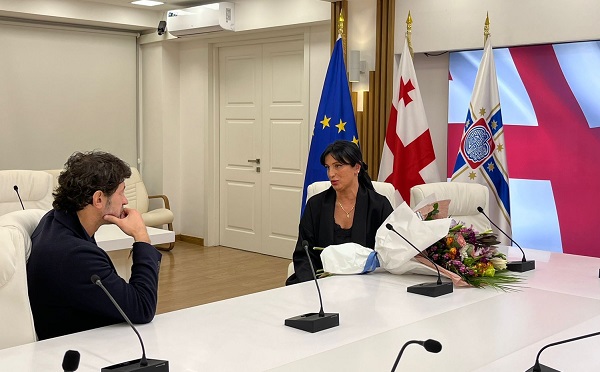 ვერცერთი სიტყვა ვერ გამოხატავს მადლიერებას, რაც თქვენს მიმართ გამაჩნია - თბილისის მერი მეგი ბანცაძეს შეხვდა