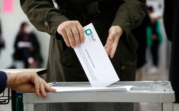 34% აუცილებლად, 18% - ნაწილობრივ ვადამდელ არჩევნების მოთხოვნას მხარს დაუჭერდა – IRI