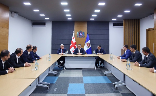 ვახტანგ გომელაური სამინისტროს საფეხბურთო გუნდის წევრებს შეხვდა და დააჯილდოვა