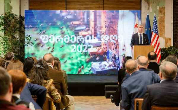 გარემოს დაცვისა და სოფლის მეურნეობის მინისტრმა ოთარ შამუგიამ, „ფერმერის დღე 2022“-ის  დაჯილდოების ცერემონია მისასალმებელი სიტყვით გახსნა