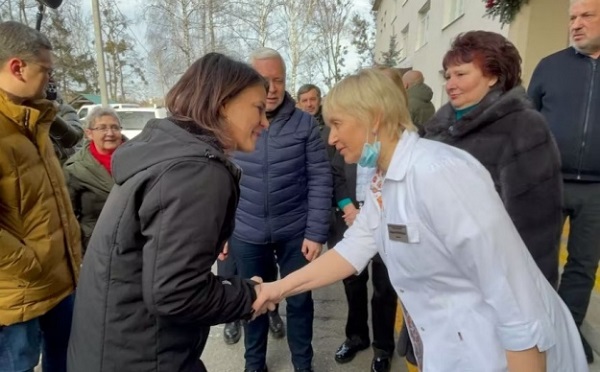 გერმანიის საგარეო საქმეთა მინისტრი ანნალენა ბერბოკი მოულოდნელი ვიზიტით ხარკოვში ჩავიდა