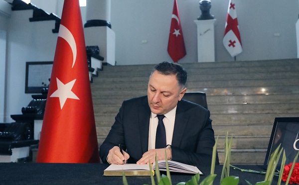 ვახტანგ გომელაურმა თურქეთის საელჩოში გახსნილ სამძიმრის წიგნში ჩანაწერი დატოვა