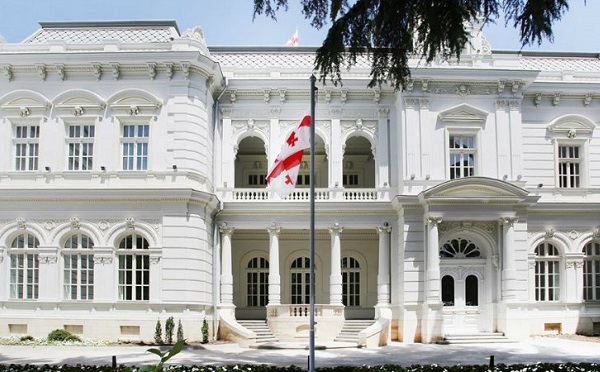 პრეზიდენტის ადმინისტრაციის ინფორმაციით, ეროვნული ბანკის საბჭოს წევრობასთან დაკავშირებით, დაინტერესებულ პირებს განცხადების წარდგენა 15 მარტამდე შეუძლიათ