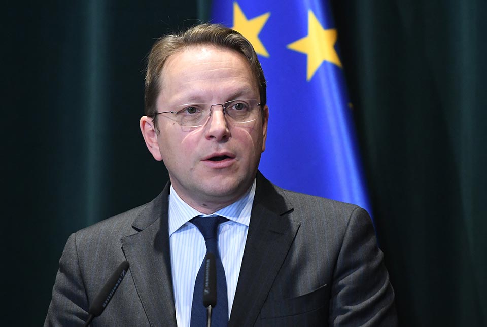 ევროკომისარმა, ოლივერ ვარჰეიმ ევროპარლამენტარებს იდიოტები უწოდა - politico