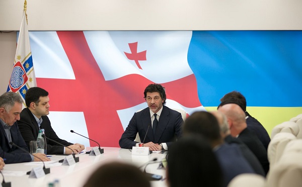 ავტოსაგზაო შემთხვევებისგან გამოწვეული საცობების შესახებ ინფორმაცია ტრანსპორტის და ურბანული განვითარების სააგენტოს ფეისბუქგვერდზე განთავსდება