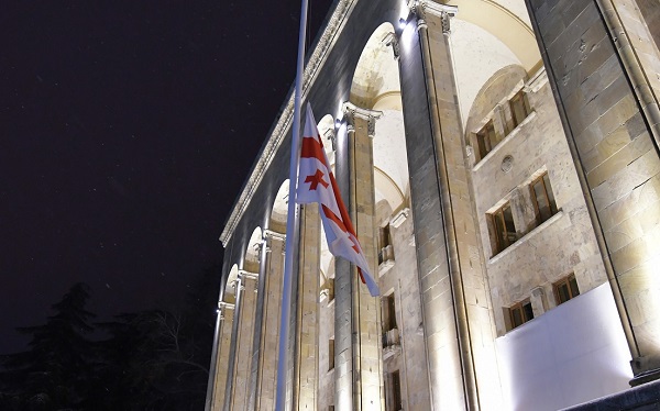 საბჭოთა ოკუპაციის მსხვერპლთა პატივსაცემად საქართველოში სახელმწიფო დროშები დაუშვეს