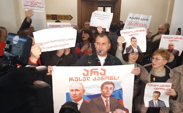 „პუბლიკის“ სამ ჟურნალისტს პარლამენტის აპარატმა აკრედიტაცია შეუჩერა
