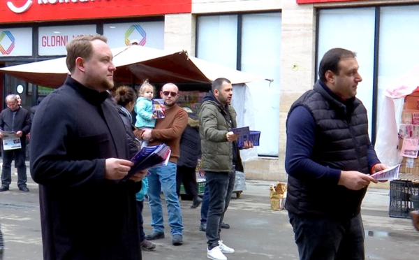 ახმეტელის მეტროსთან, „ერთიანი ნაციონალური მოძრაობის“ ლიდერებმა მოქალაქეებს 9 აპრილის აქციის მოსაწვევები დაურიგეს
