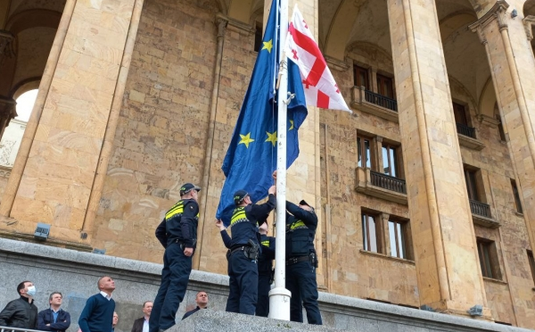 საქართველოს პარლამენტის წინ დროშა ისევ აღმართეს