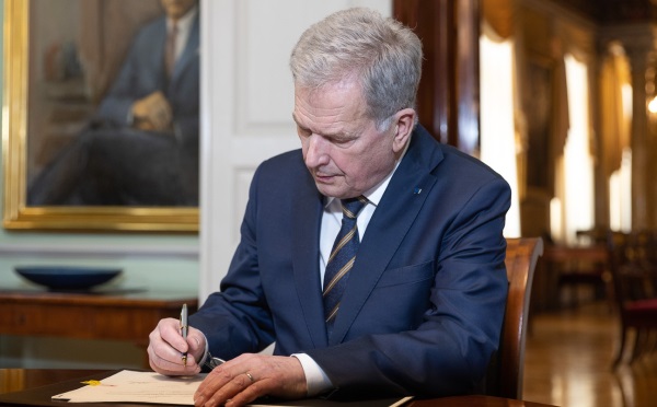ფინეთის პრეზიდენტმა ხელი მოაწერა კანონს ქვეყნის ნატო-ში გაწევრიანების შესახებ