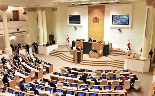 საპარლამენტო უმრავლესობამ „უცხოური გავლენის გამჭვირვალობის შესახებ“ კანონის გაწვევის გადაწყვეტილება მიიღო