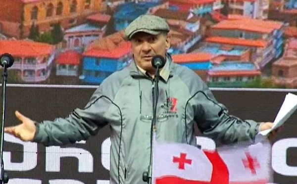 რესპუბლიკის მოედანზე გამართული აქციის მონაწილეებს ზაზა პაპუაშვილმა რეზიუმეს სახით წერილი გააცნო