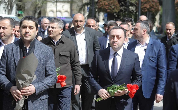 პარლამენტის თავმჯდომარემ და საპარლამენტო უმრავლესობის წევრებმა 9 აპრილის მემორიალი ყვავილებით შეამკეს