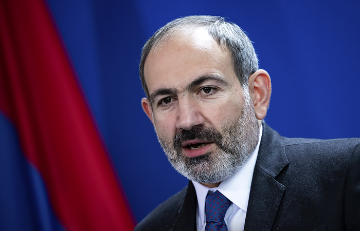 ქალი, რომელმაც ნიკოლ ფაშინიანის მიმართულებით ქოლგა ისროლა, გათავისუფლებულია