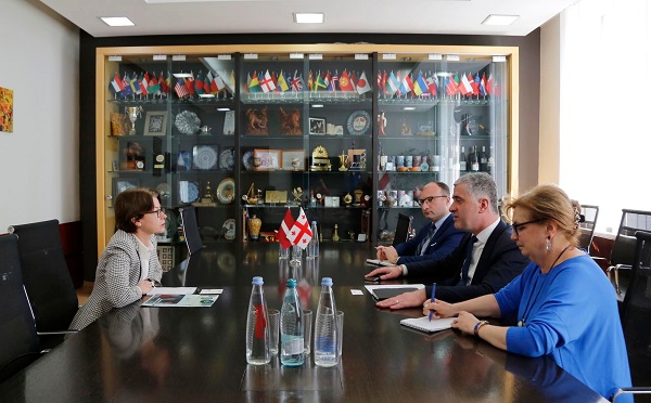 ოთარ შამუგია ლატვიის ელჩს საქართველოში ედიტ მედნის შეხვდა