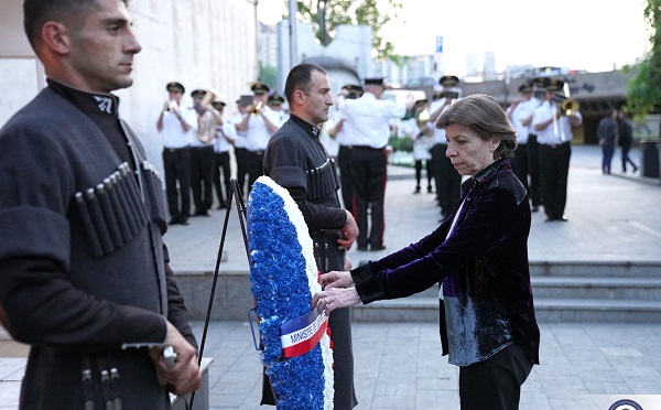 კატრინ კოლონამ საქართველოს ერთიანობისათვის დაღუპულ გმირთა მემორიალი გვირგვინით შეამკო