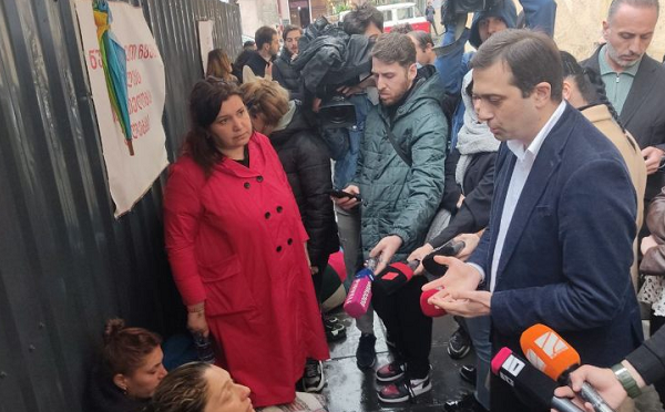 ლევან იოსელიანი კანცელარიასთან მშობლების აქციაზე მივიდა