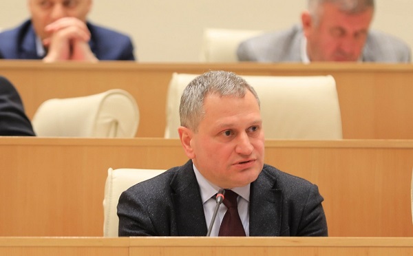 ქვეყანა დგას უმთავრესი გამოწვევების, უმთავრესი პრობლემების წინაშე და ეს უპირველესად არის ის, რომ არაფორმალური მმართველობა არსად წასულა - არმაზ ახვლედიანი