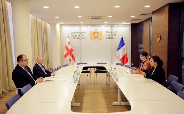 იუსტიციის მინისტრმა საფრანგეთის ელჩთან დარგობრივი თანამშრომლობის გაღრმავების ინიციატივები განიხილა