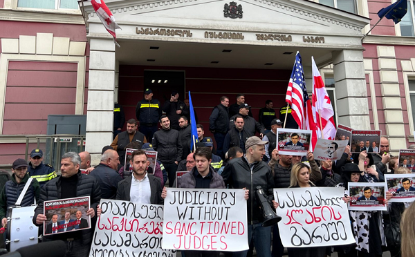 გადადგეს სასამართლო კლანი -“ნაციონალურმა მოძრაობამ” იუსტიციის უმაღლეს საბჭოსთან აქცია გამართა