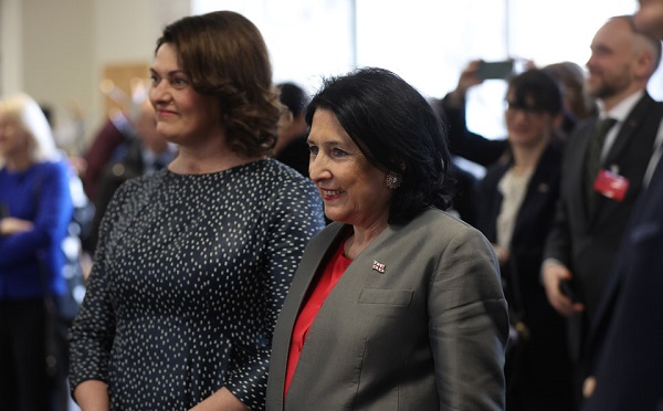 საქართველოს პრეზიდენტი და ლიეტუვის პირველი ლედი ვილნიუსში უკრაინულ ცენტრში იმყოფებოდნენ