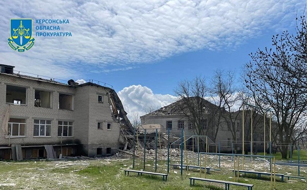 რუსეთის ძალებმა ხერსონის ოლქი დაბომბა, ავიაბომბი სკოლის შენობას დაეცა - არის მსხვერპლი
