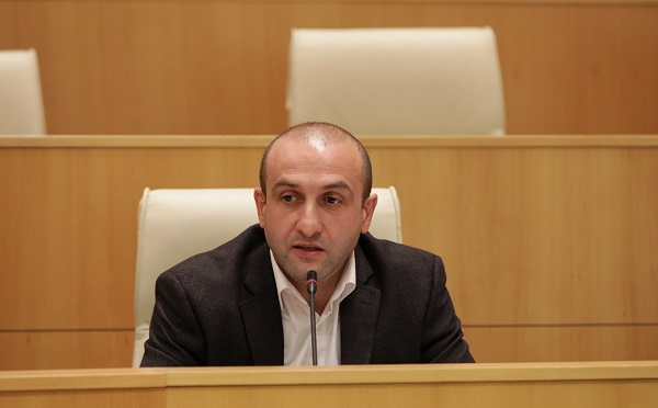 ერთი მხრივ, გვყავს ხელისუფლება, რომელიც დასანქცირებული მოსამართლეებით ამაყობს და მეორე მხრივ, გვყავს ოპოზიცია, რომლის მთავარი დონორი  ევროპაში პენსიონერების ძარცვაშია ეჭვმიტანილი - იაგო ხვიჩია